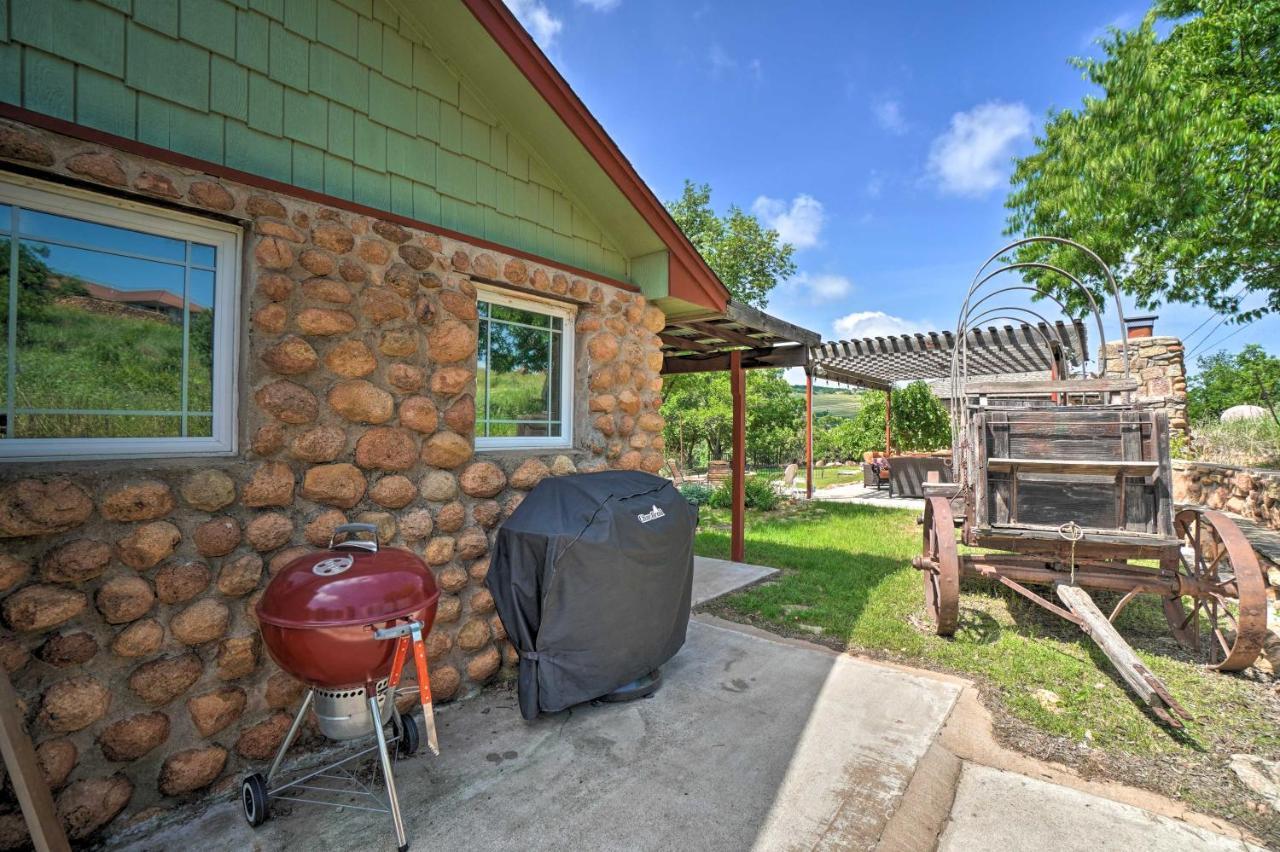 Charming Hilltop Cottage In Medicine Park! Exteriör bild