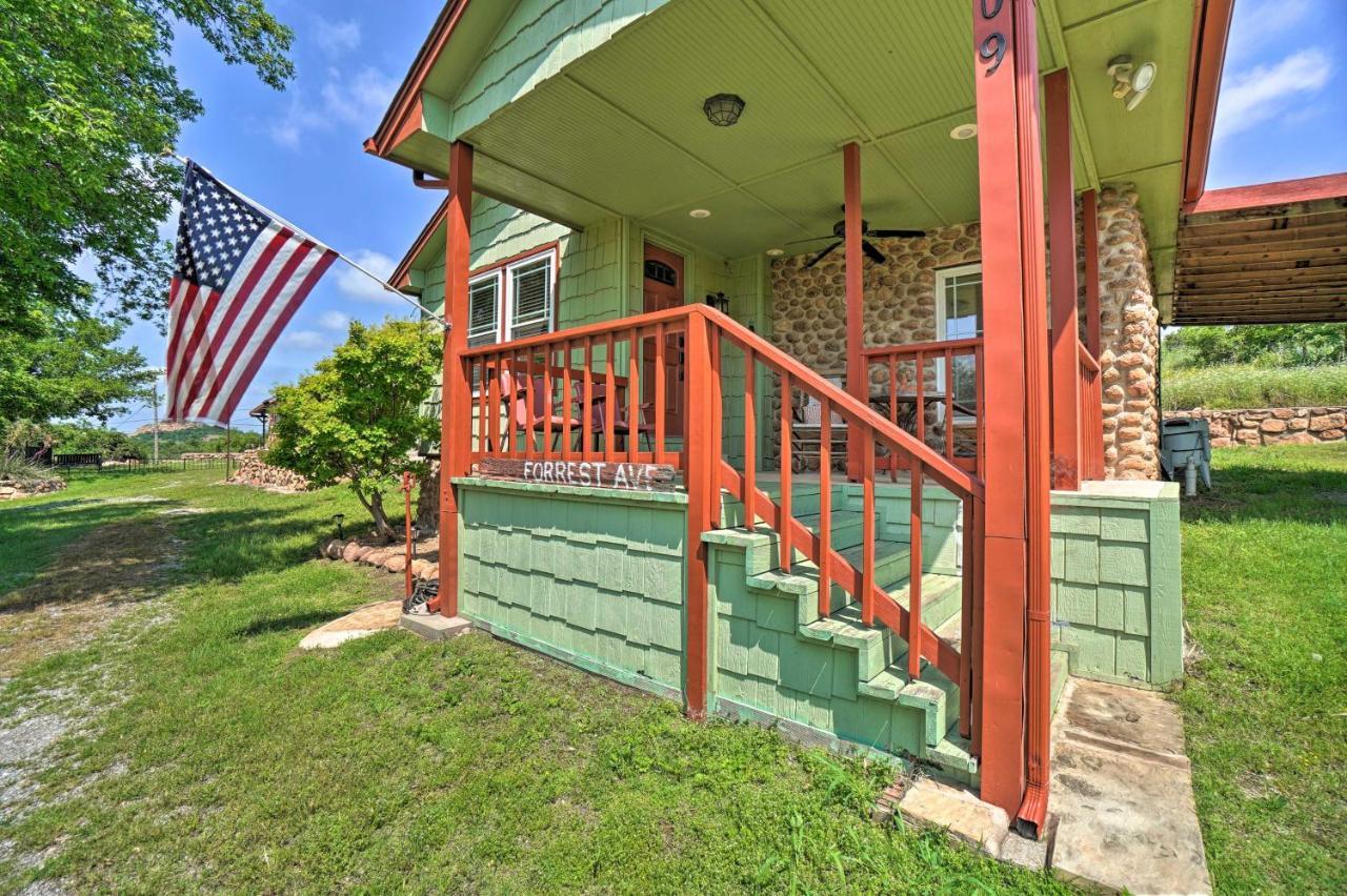 Charming Hilltop Cottage In Medicine Park! Exteriör bild