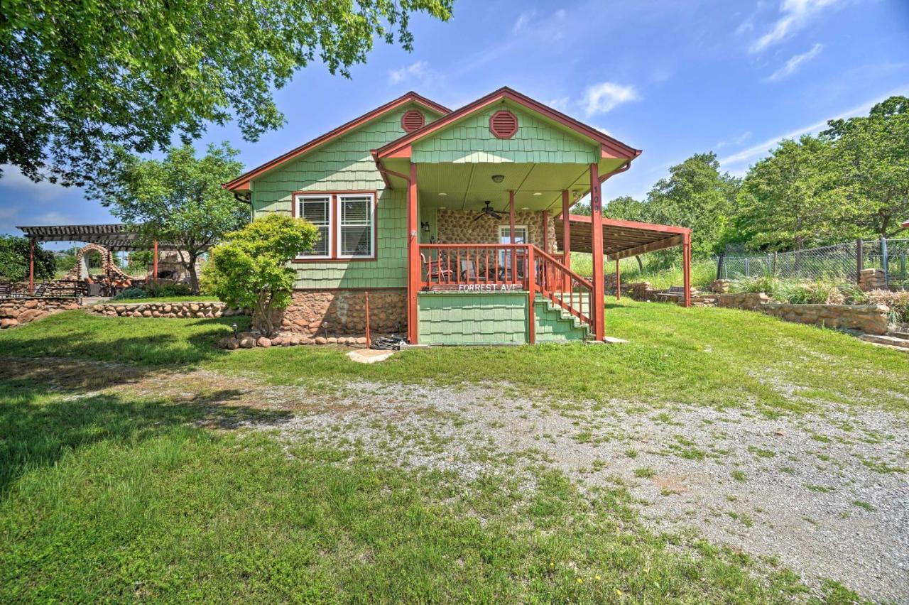 Charming Hilltop Cottage In Medicine Park! Exteriör bild